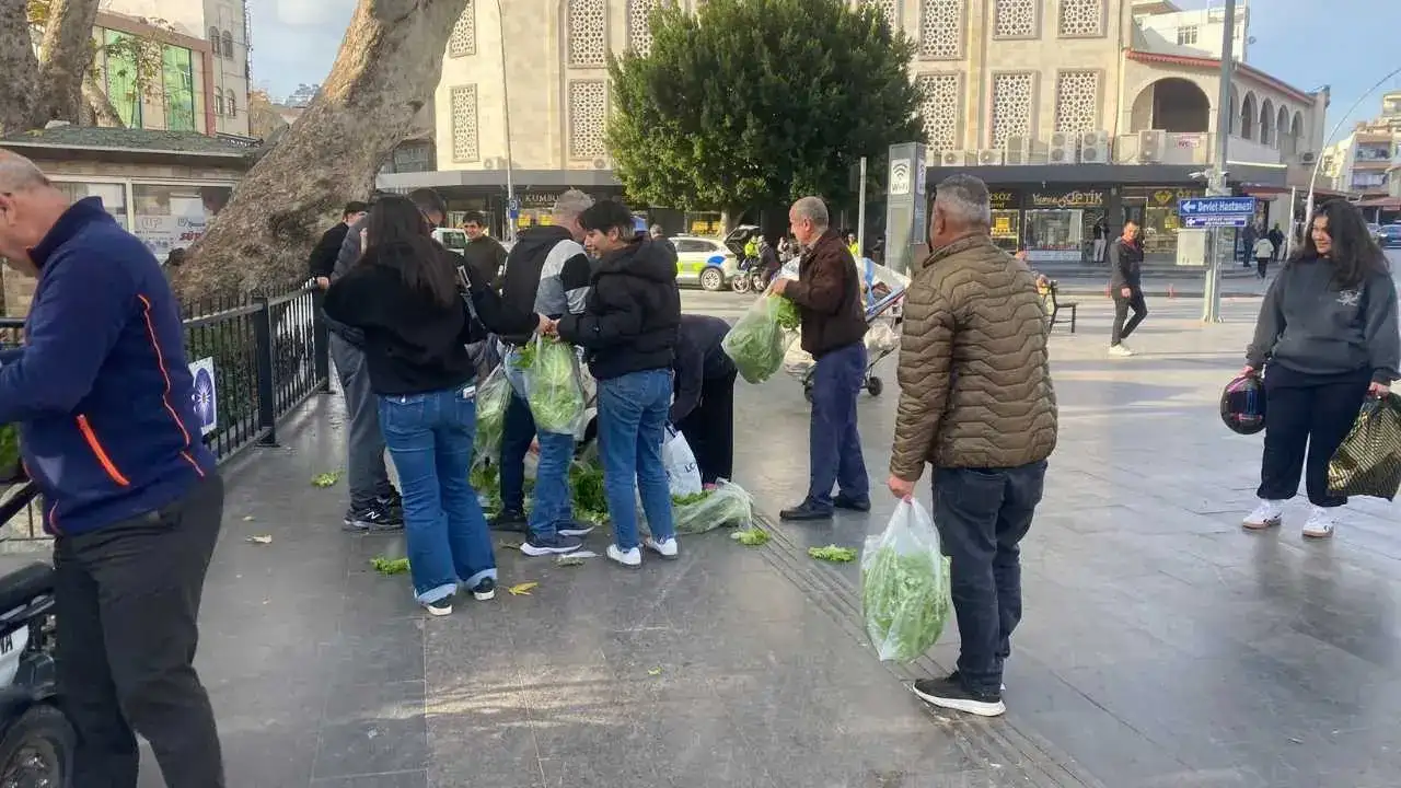 Serikli Çiftçi Mahsulü Çöpe Gitmesin Diye Marullarını Dağıttı! 1